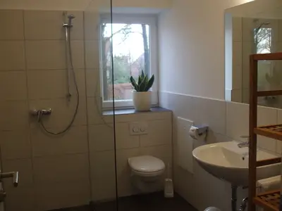 Bad mit bodenebener Dusche