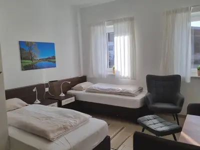 Blick auf den Schlafbereich mit getrennten Betten