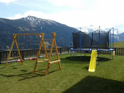 Garten mit Schaukel und Trampolin