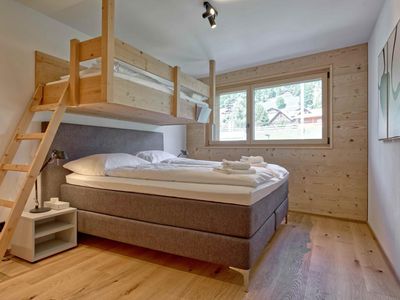 Schlafzimmer mit Doppelbett und Einzelbett