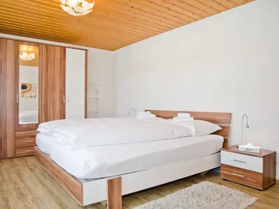 Schlafzimmer 1