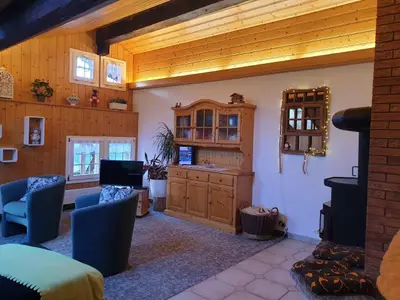Grosszügiges Wohnzimmer Cabel- TV und Schwedenofen