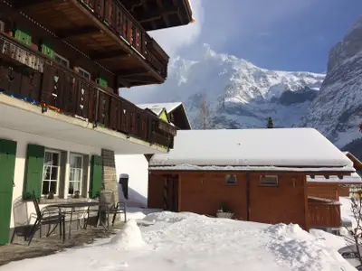 Guggenhus mit Wetterhorn im Winter