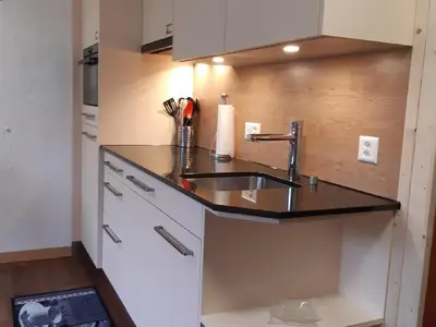 moderne Küche mit Geschirrspüler, combair Backofen und grosszügigem Kühlschrank mit Gefrierfach