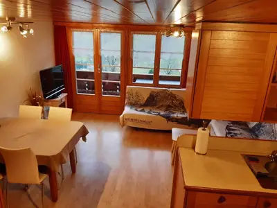 Esstisch im Wohnzimmer ausziehbar für bis zu 6 Personen