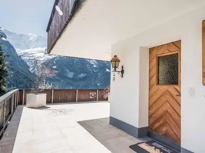 Eingangstür und Balkon