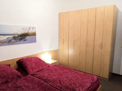 großer Kleiderschrank