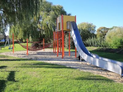 Der Spielplatz befindet sich in der Dorfmitte etwa 500m von der Ferienwohnung entfernt