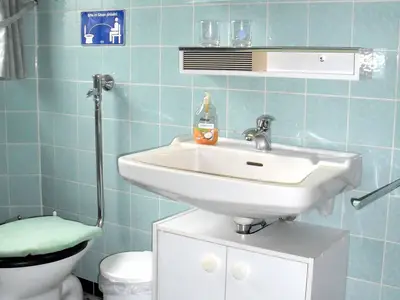 Karstädt Bad, Waschbecken + Toilette