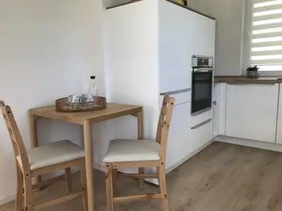 Offene Küche mit kleiner Essecke