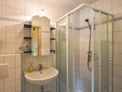 Bad/Dusche. Bad mit Dusche/ Waschbecken und WC