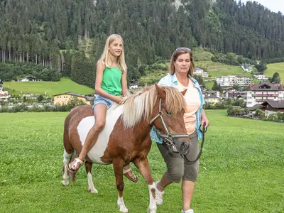 Beim Ponyreiten Beim Ponyreiten