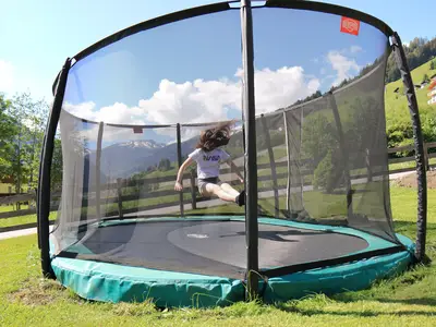 Trampolin in unserem Garten Trampolin in unserem Garten