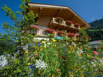 Appartementhaus Stockinger Blumenpracht