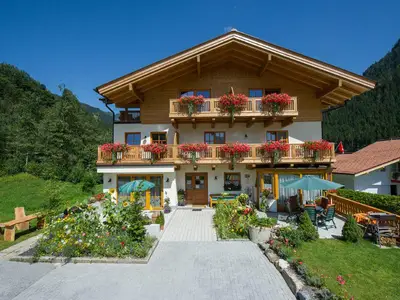 Appartementhaus Stockinger im Sommer