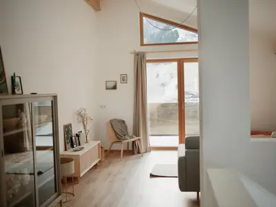 Wohnraum mit großzügiger Terrasse