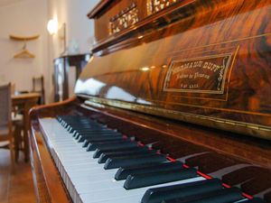 Wohnbereich. Ein spielbereites Klavier in der Wohnung