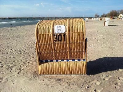 Direkte Umgebung des Objekts. In der Sommersaison gehört ein drei Personen-Strandkorb zu der Wohnung