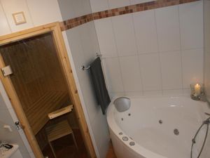 Wellness. Wellnessbad mit Sauna, Whirlwanne, Dusche, Föhn