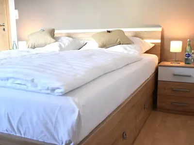 Schlafzimmer mit Doppelbett