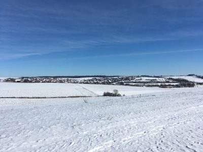 Traumhafte Winterblicke auf Ort und Felder