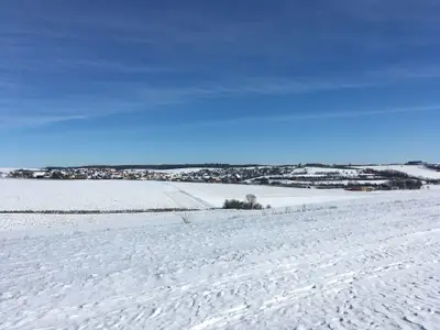 Traumhafte Winterblicke auf Ort und Felder