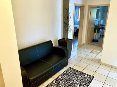 die großzügige Wohndiele mit kleiner Sitzcouch verbindet die Zimmer