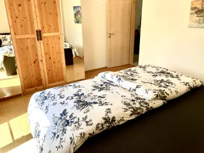 ein geräumiger Schrank mit Spiegeltüren erwartet Ihr Gepäck