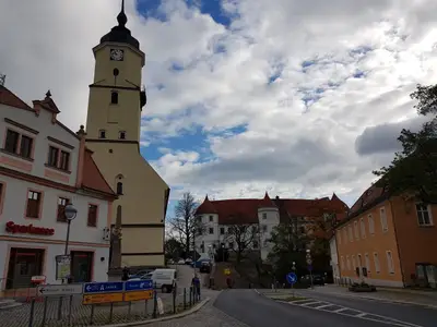 Markt Nossen mit Blick auf Schloß  Nossen