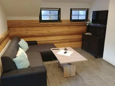 Zwergenhäusl Schlafcouch und TV