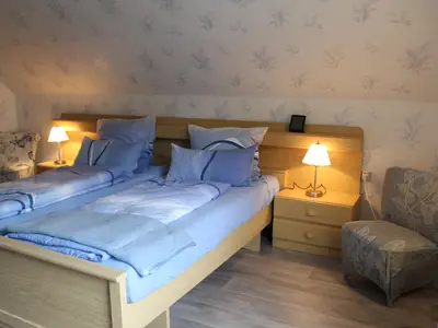 Doppelbett mit Sessel