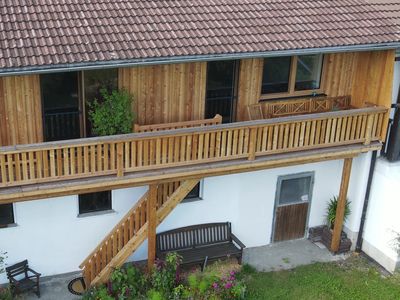 Hausansicht mit Blick auf den Balkon