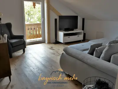 Wohnzimmer mit Balkonzugang