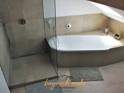 Bad mit Regenwalddusche und Badewanne