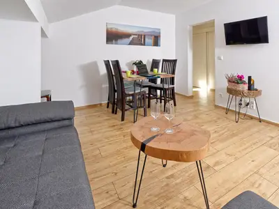 Wohn und Essbereich mit Fernseher