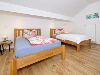 Schlafzimmer mit 2 Betten