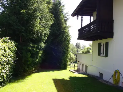 Blick von der Terrasse in den Garten