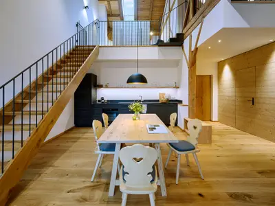 Esstisch, Küche und Galerie