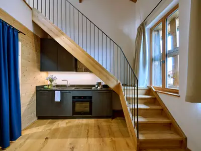 Küche und Galerietreppe