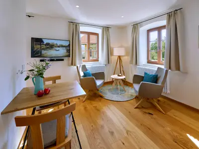 Wohnbereich mit TV und Esstisch