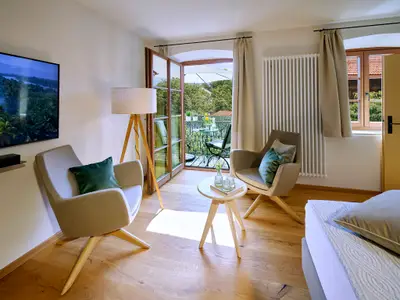 Wohnbereich mit TV und Balkon