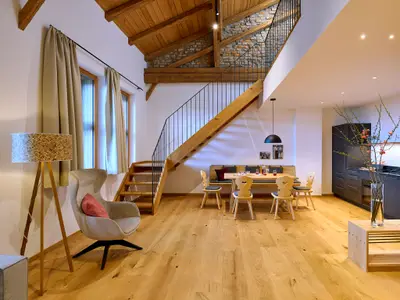Esstisch, Küche und Galerietreppe