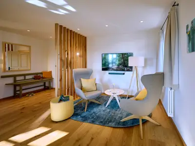 Wohnbereich mit Sessel und TV