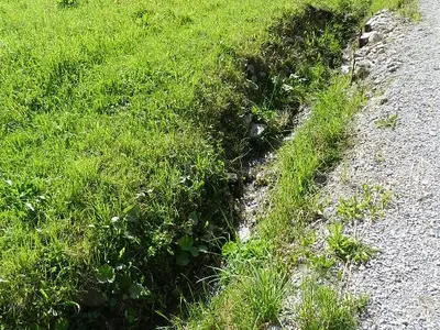 kleines Bächlein neben Haus
