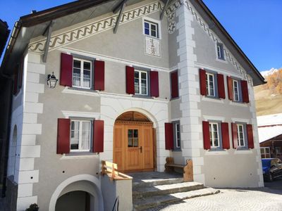 Eingang zum Haus und den Wohnungen links die Treppe runter