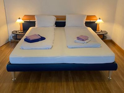 Elternschlafzimmer mit Doppelbett und Seesicht