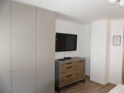 mit Schrank, Kommode und TV