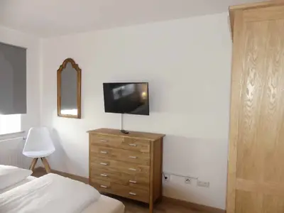 mit Kommode, Schrank und Spiegel