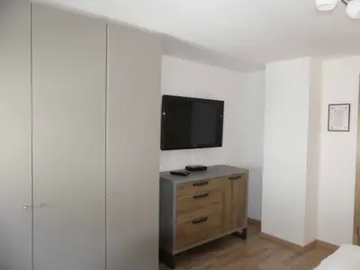 mit Schrank, Kommode und TV