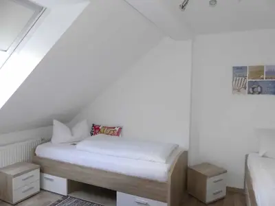 2. Schlafzimmer mit zwei getrennten Betten